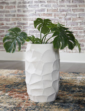 Load image into Gallery viewer, Patenleigh - White - Vase
